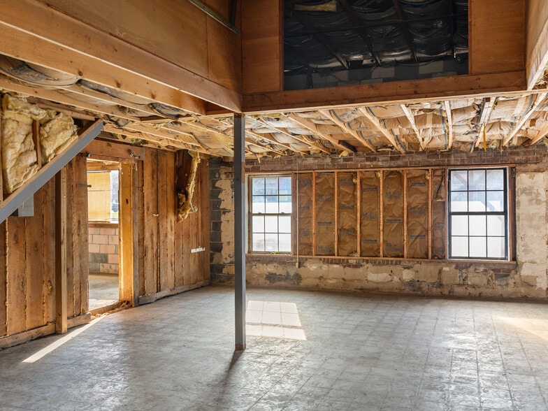 More Photos Of 428 S 3rd Ave, Chatsworth Freestanding For Sale