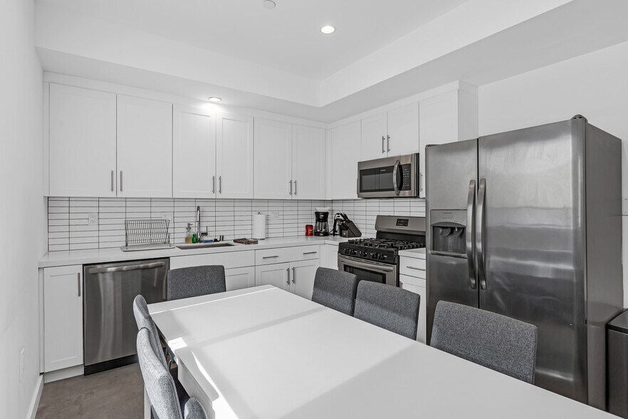 More Photos Of 2301 S Cloverdale Ave, Los Angeles Apartments For Sale