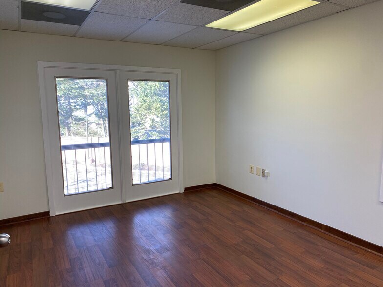 More Photos Of 9300-9306 Old Keene Mill Rd, Burke Loft Creative Space For Lease