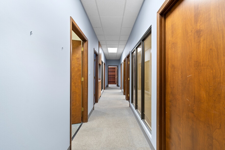 More Photos Of 81-90 N Miller Rd, Fairlawn Office For Sale