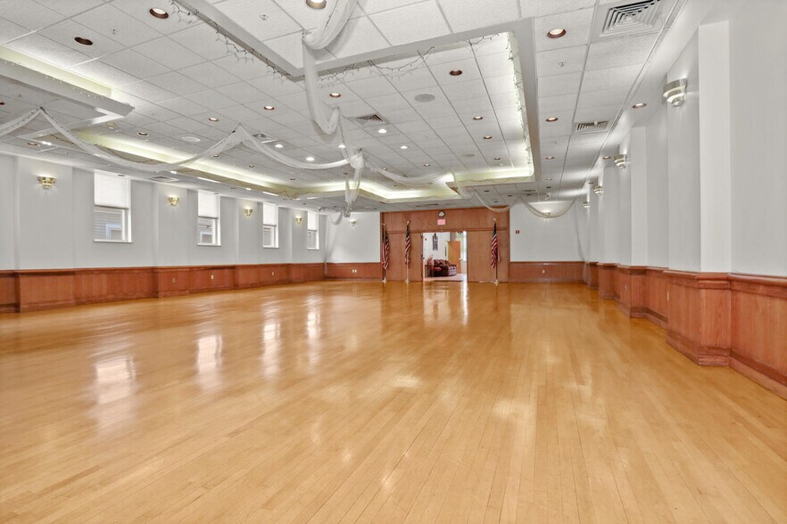 More Photos Of 17 Elm St, Greenwich Freestanding For Lease