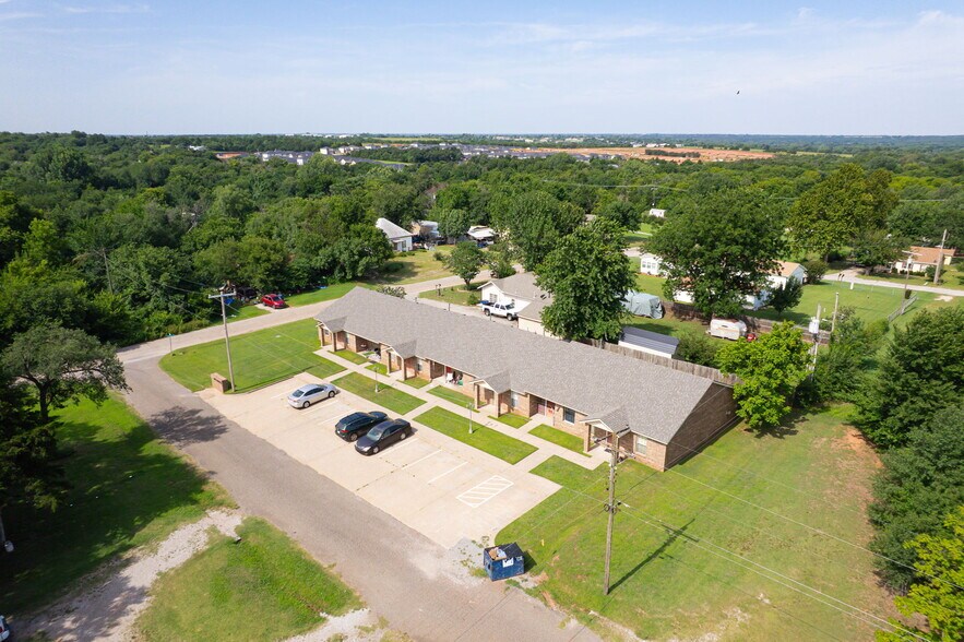 Primary Photo Of 713 S Locust St, Guthrie Apartments For Sale