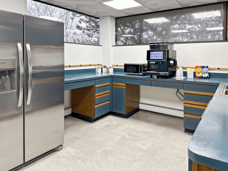 More Photos Of 6450 Farmington Rd, West Bloomfield Coworking Space