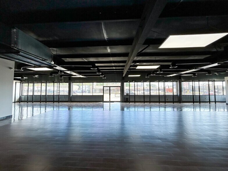 More Photos Of 14037 Stuebner Airline Rd, Houston Showroom For Sale