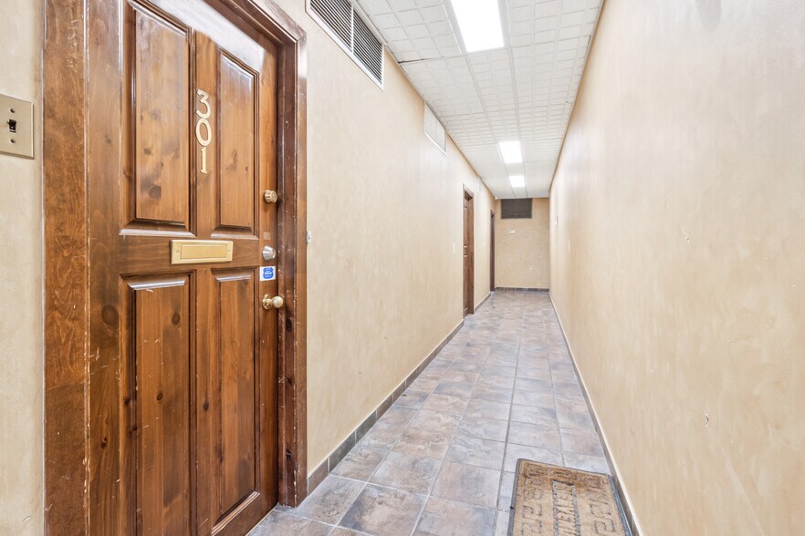 More Photos Of 8270 Av Mountain Sights, Montréal Office For Sale