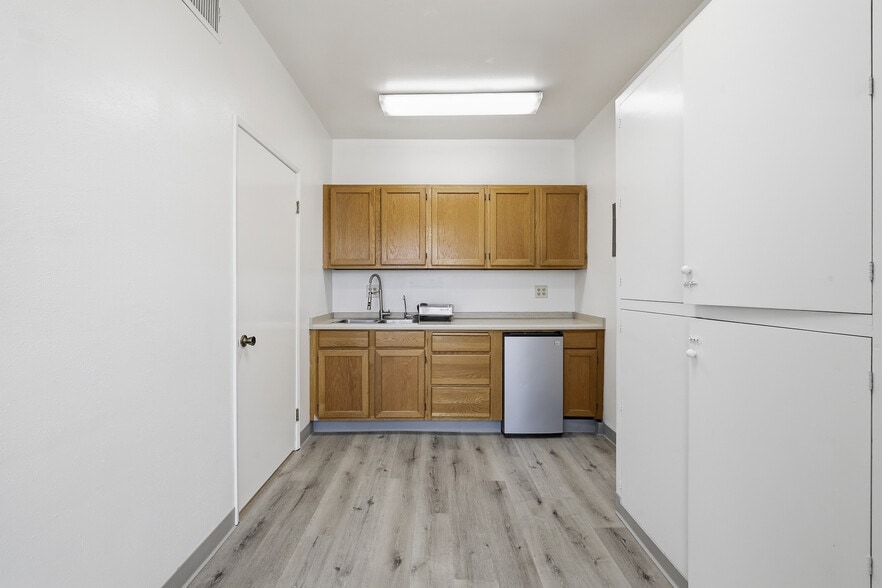 More Photos Of 10742 Burbank Blvd, North Hollywood Warehouse For Lease