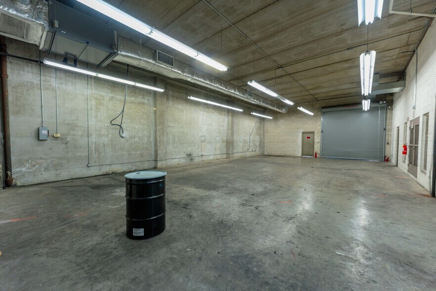 More Photos Of 917 Kokea St, Honolulu Office For Lease