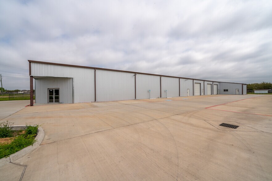 More Photos Of 6424 Queenston Blvd, Houston Light Distribution For Sale