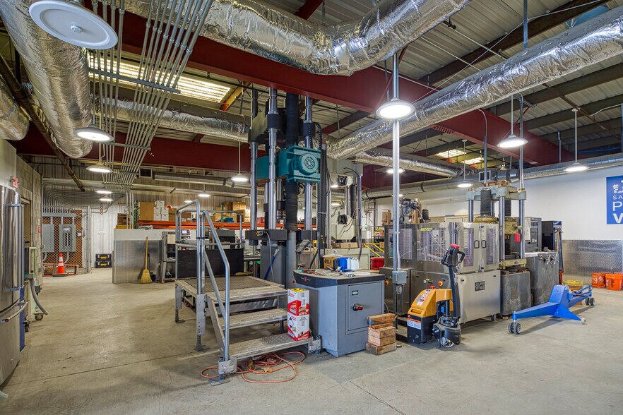 More Photos Of 2025-2035 Newcomb Ave, San Francisco Warehouse For Lease