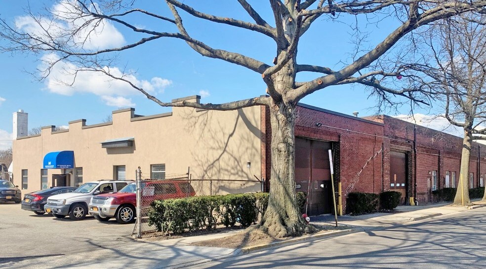 More Photos Of 393 Jericho Tpke, Mineola Warehouse For Lease