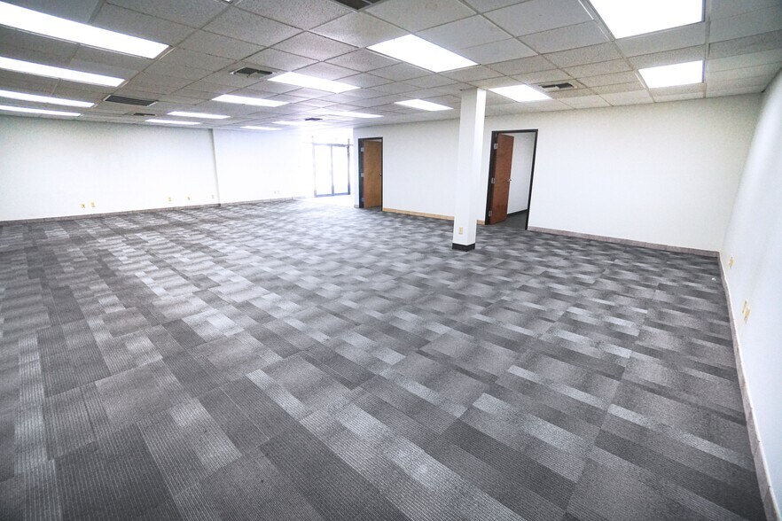 More Photos Of 10405 Metric Blvd, Austin Warehouse For Lease