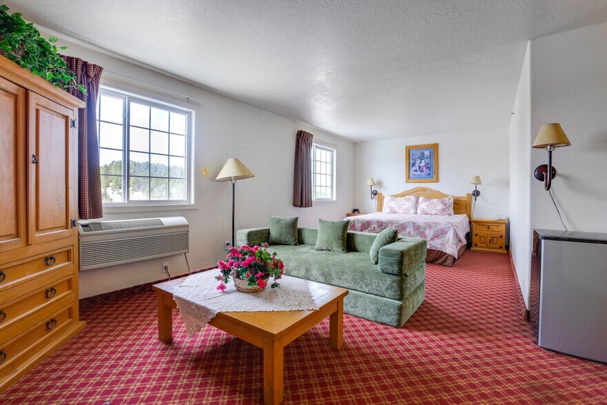 More Photos Of 2019 N Poplar St, Leadville Hotel For Sale