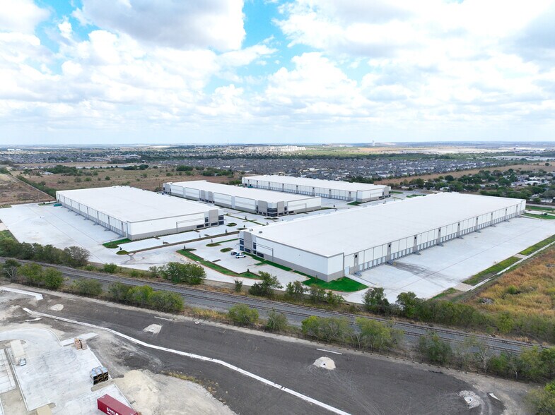 More Photos Of 2633 Goodwin Ln, New Braunfels Unknown For Lease