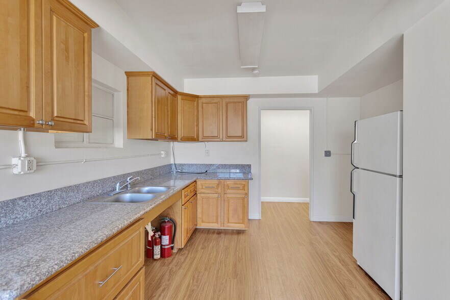 More Photos Of 943 W Holt Blvd, Ontario General Retail For Sale