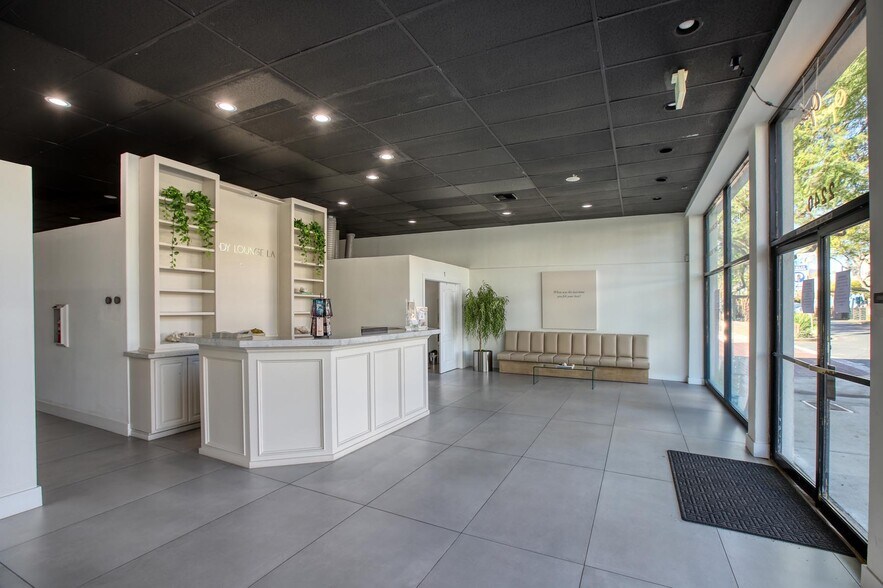 More Photos Of 2240 Honolulu Ave, Montrose Storefront For Lease