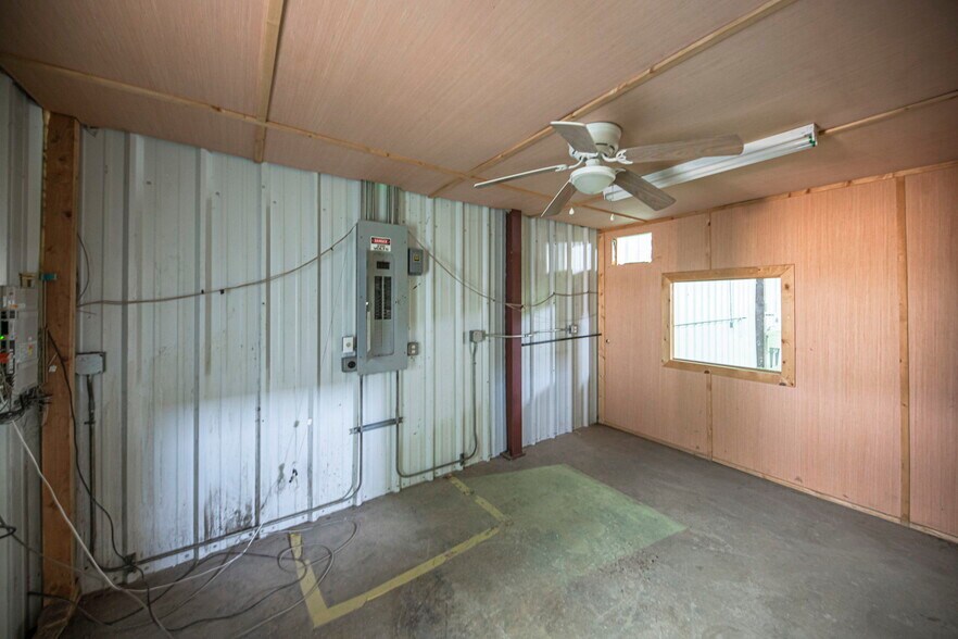 More Photos Of 850 W I-20, Penwell Warehouse For Lease
