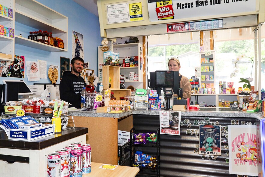 More Photos Of 814 Lincoln St, Hoquiam General Retail For Sale