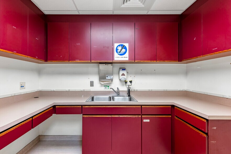 More Photos Of 820 S Illinois Ave, Republic Medical For Sale