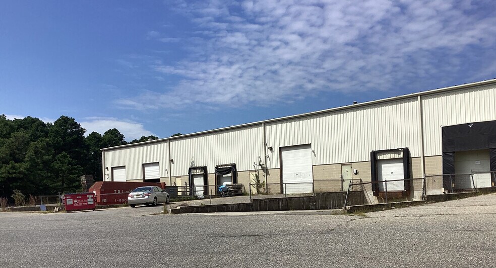 More Photos Of 1995 Swarthmore Ave, Lakewood Warehouse For Lease
