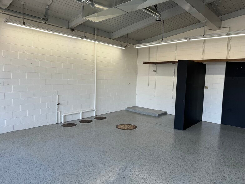 More Photos Of 5 S Madison St, Oswego Storefront Retail Office For Lease
