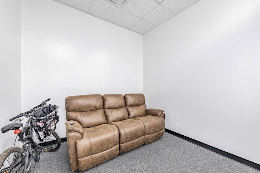 More Photos Of 340-352 S Main St, Lombard Unknown For Lease