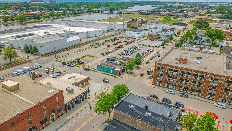 More Photos Of 201 S Broadway, Green Bay Restaurant For Sale