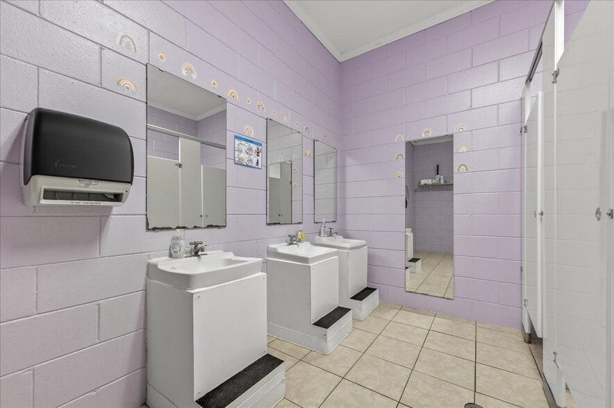 More Photos Of 100 Duggan Ave, Crestview Specialty For Sale
