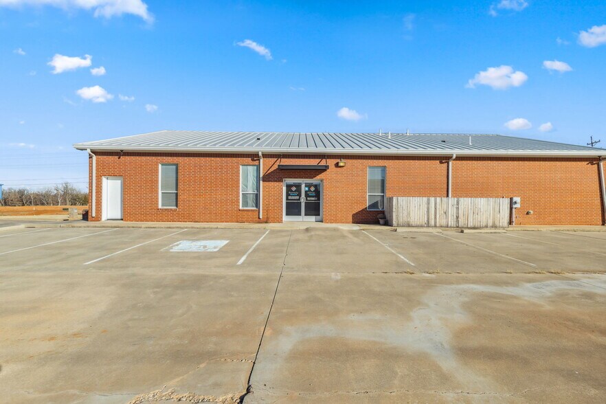 More Photos Of 2402 S 29th St, Chickasha Office For Sale