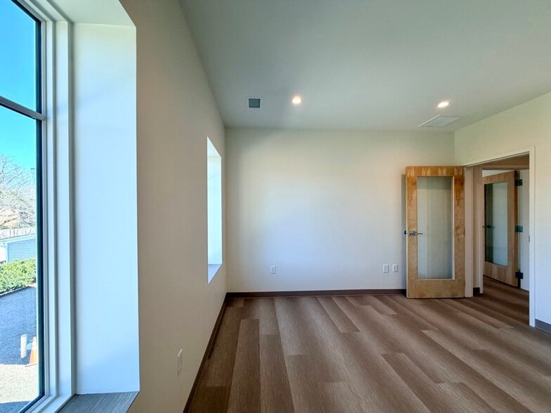 More Photos Of 814 Johnnie Dodds Blvd, Mount Pleasant Medical For Lease