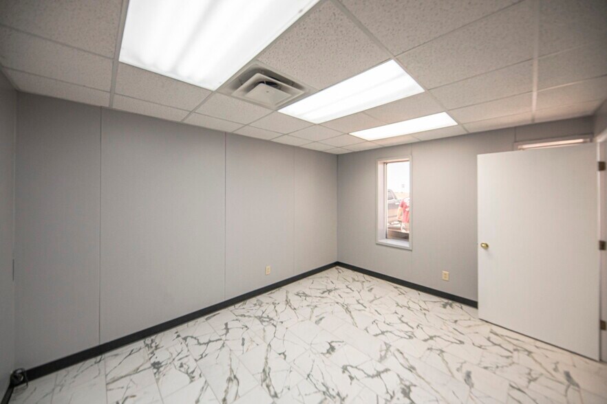 More Photos Of 850 W I-20, Penwell Warehouse For Lease