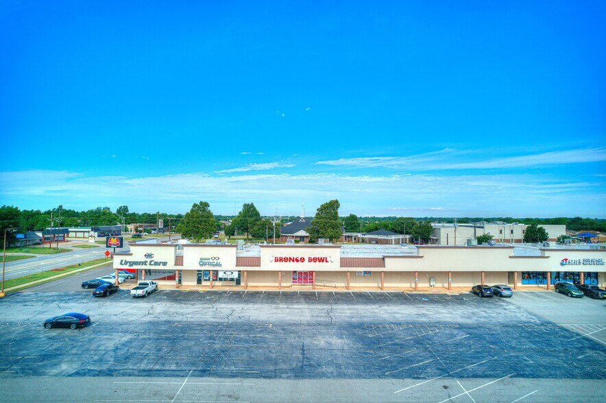 More Photos Of 101-361 N Mustang Rd, Mustang General Retail For Sale