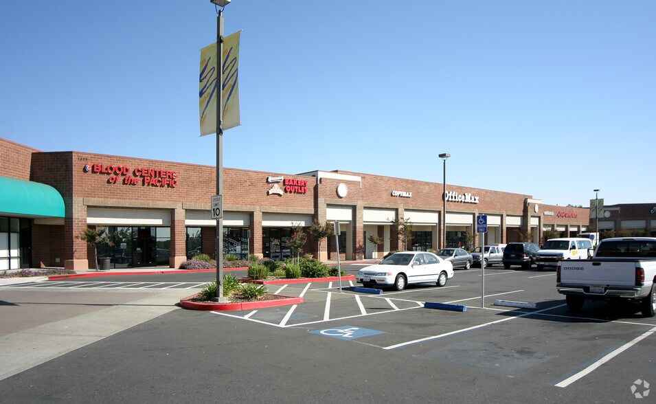 More Photos Of 1305-1350 Gateway Blvd, Fairfield Storefront For Lease