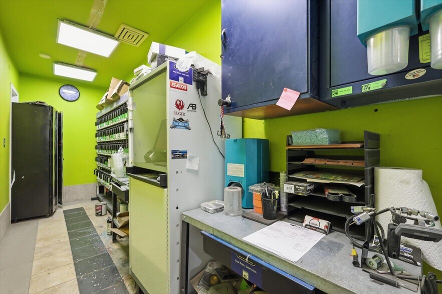 More Photos Of 7511 Leavenworth Rd, Kansas City Auto Repair For Sale