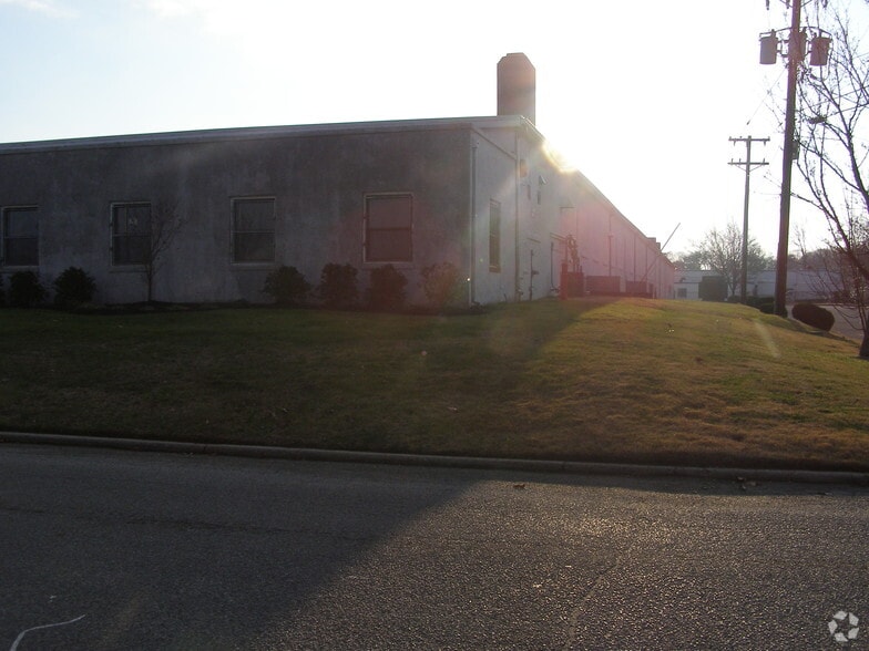More Photos Of 1818 Rowland St, Riverton Warehouse For Lease