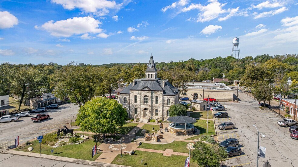 More Photos Of 301 NE Barnard St, Glen Rose Office For Sale