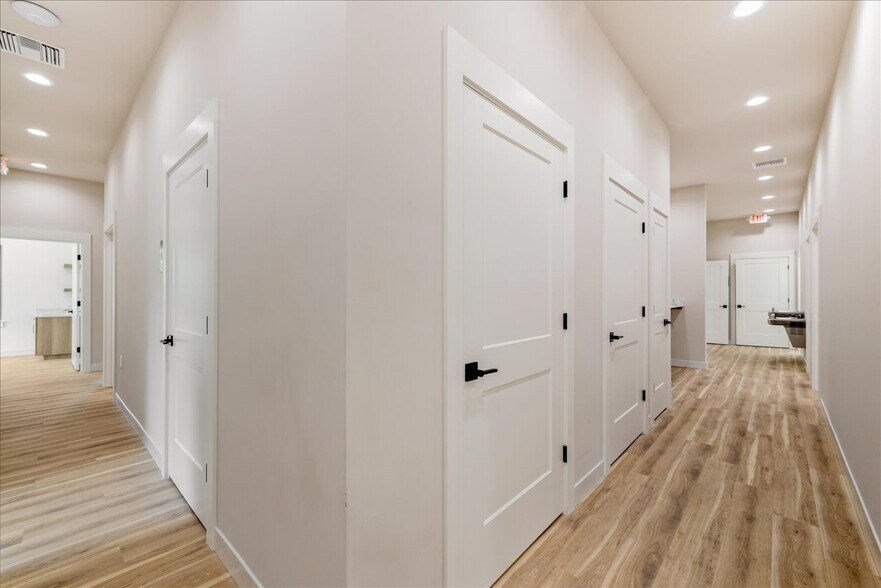 More Photos Of 2458 Mahan Dr, Tallahassee Medical For Lease