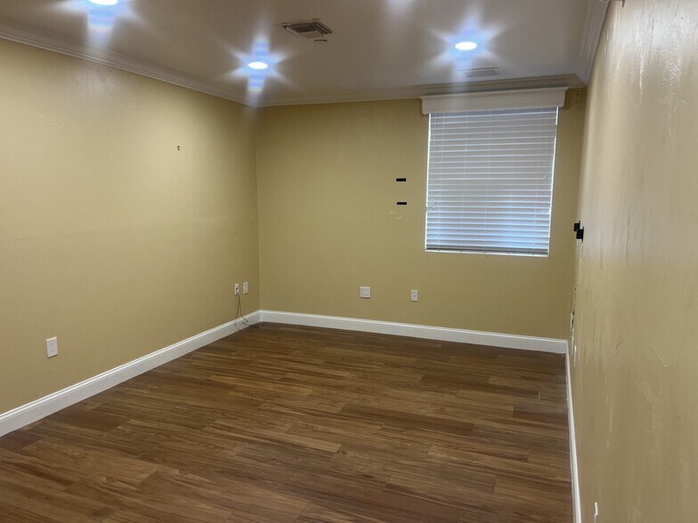 More Photos Of 12801 Commerce Lakes Dr, Fort Myers Light Distribution For Sale