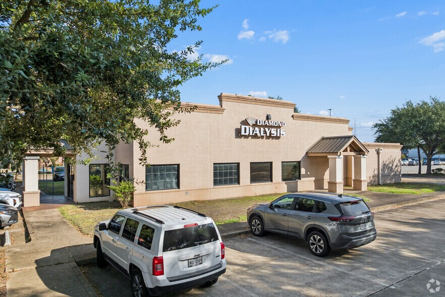 More Photos Of 5603 Highway 6, Missouri City Freestanding For Lease