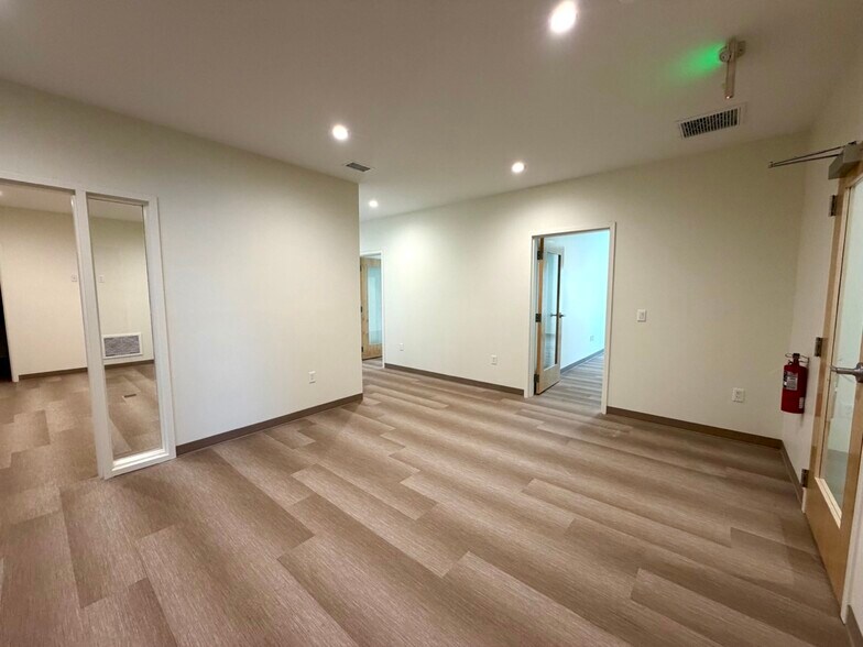 More Photos Of 814 Johnnie Dodds Blvd, Mount Pleasant Medical For Lease