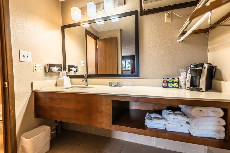 More Photos Of 1809 N 16th St, Wheatland Hotel For Sale