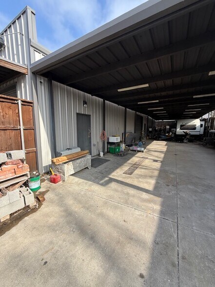 More Photos Of 504 N Breckenridge St, Ennis Warehouse For Sale