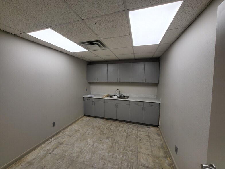 More Photos Of 13331 Western Oak, Helotes Light Manufacturing For Lease