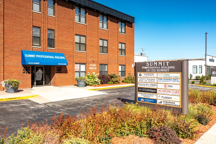 Primary Photo Of 1S132 Summit Ave, Oakbrook Terrace Medical For Lease