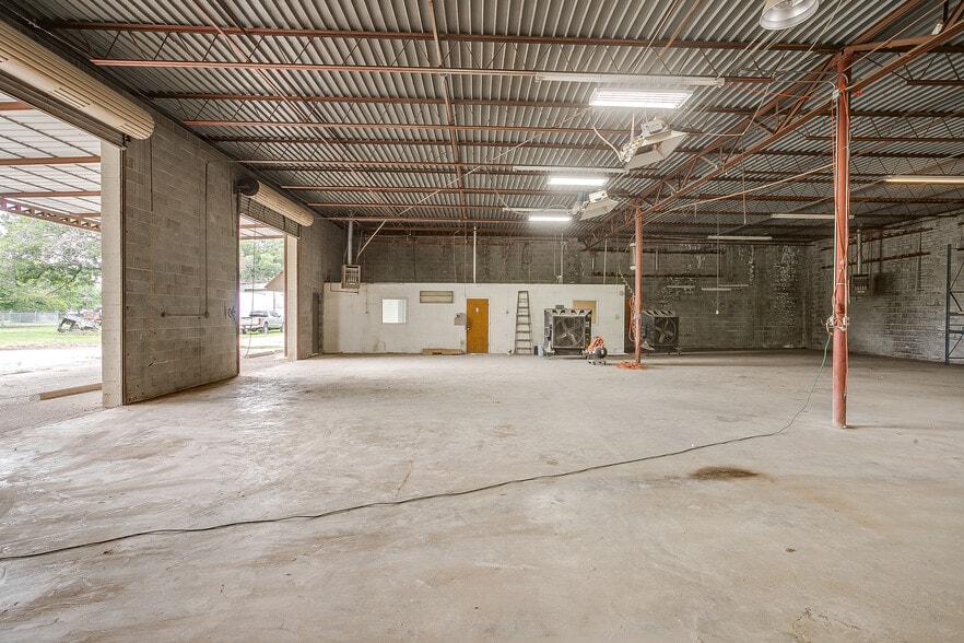 More Photos Of 3808 E 1st St, Fort Worth Light Manufacturing For Lease