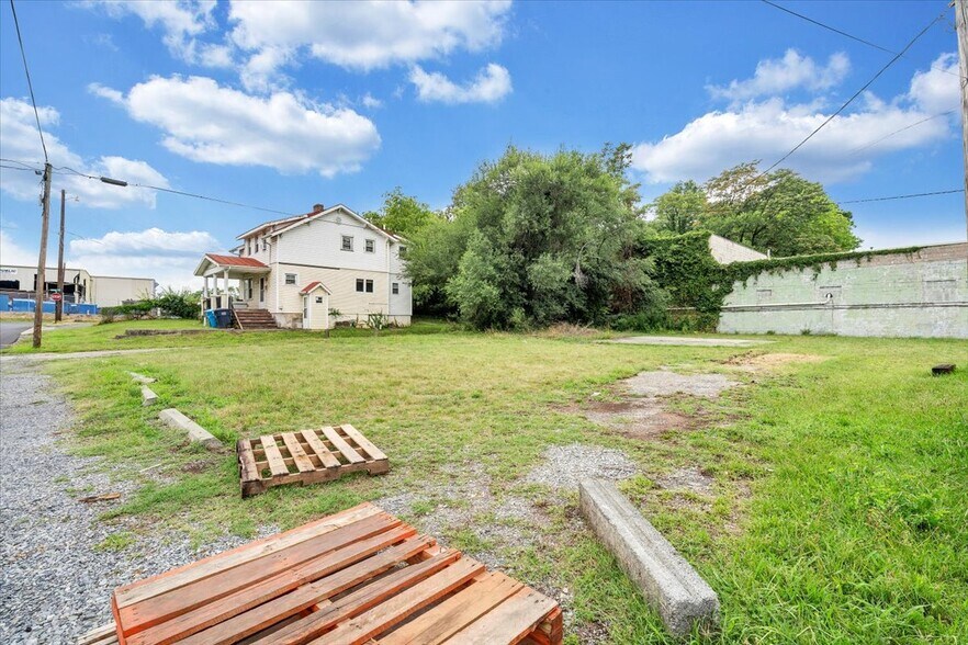 More Photos Of 2302 Melrose Ave NW, Roanoke Flex For Lease