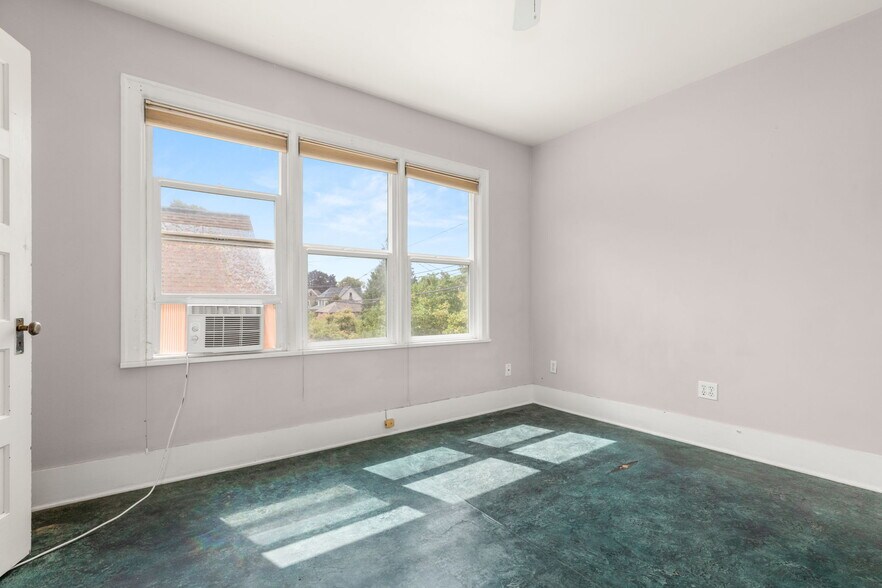 More Photos Of 1516 SE 43rd Ave, Portland Medical For Sale