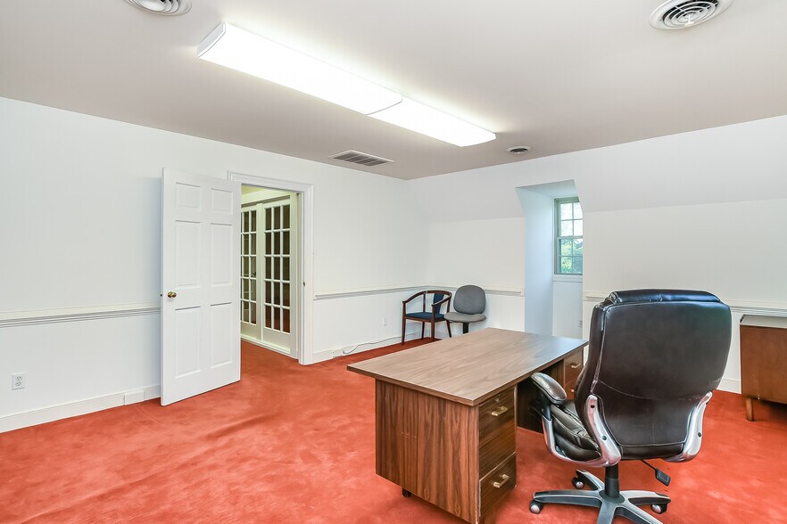 More Photos Of 1900 E Parham Rd, Henrico Office For Sale