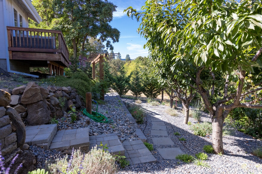 More Photos Of 407 Huskey Rd, Mosier Specialty For Sale