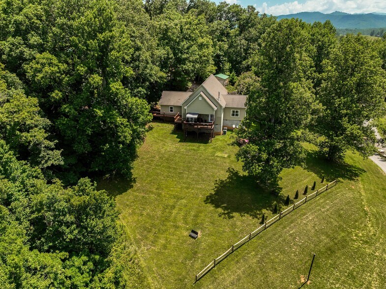 More Photos Of 127 Deer Hill Ln, Weaverville Specialty For Sale