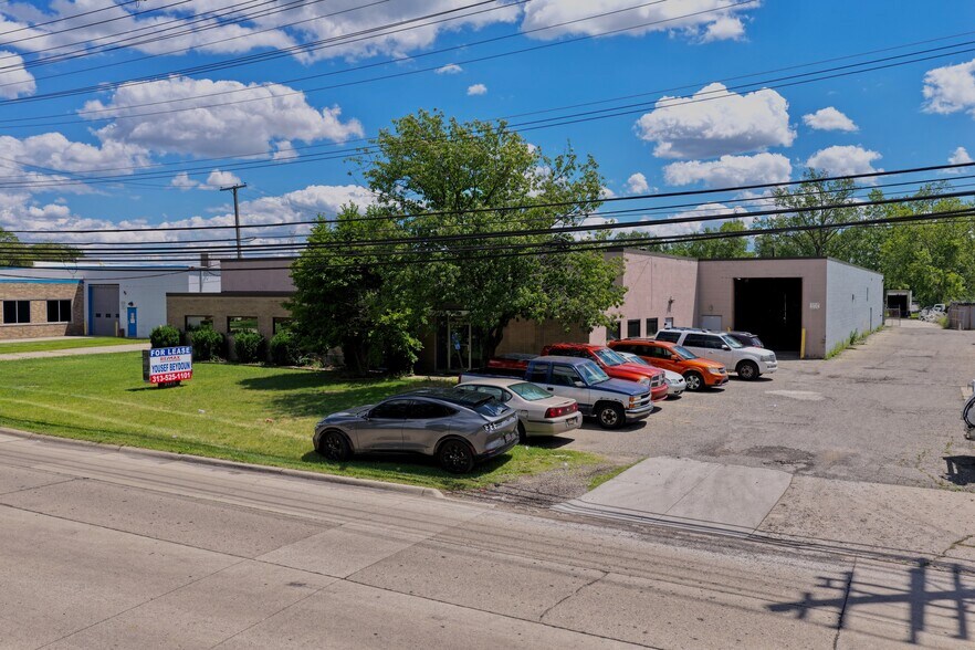 More Photos Of 25215 Glendale St, Redford Township Warehouse For Lease